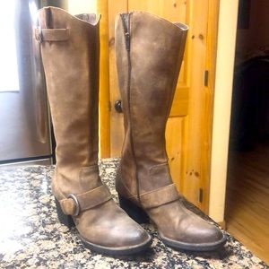 Born size 8 leather boots